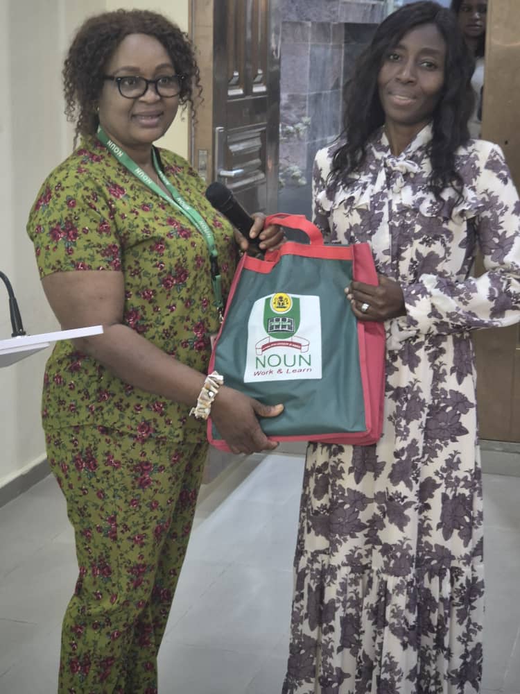 Presentation-of-souvenir-to-our-Facilitator-Mrs-Kikelomo-Aina-Team-C-Lead-SERVICOM-Presidency